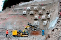 Unterwalder Tunnel, western portal; inset wall