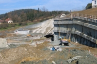 Blick auf das Südportal Koralmtunnel; rechts verankerte Bohrpfahlwand oberhalb der Regionalbahntrasse