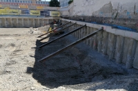 Baugrubensicherung und Unterfangung Bestandsgebäude mittels aufgelösten Bohrpfahlwänden