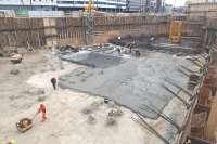 View into the construction pit; At the left edge of the picture excavation area of the sealing wall for the tar pit remediation