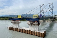 Construction of the bearing structure with temporary support pillar